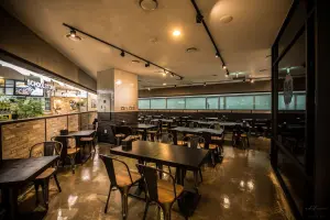 인더스트리얼 감성의 넓은 한식당 홀 인테리어